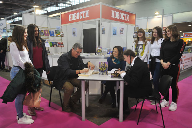 На новосадском Сајму књига и популарна издања Компаније Новости: Читаоце привукли Путник и Српкиње